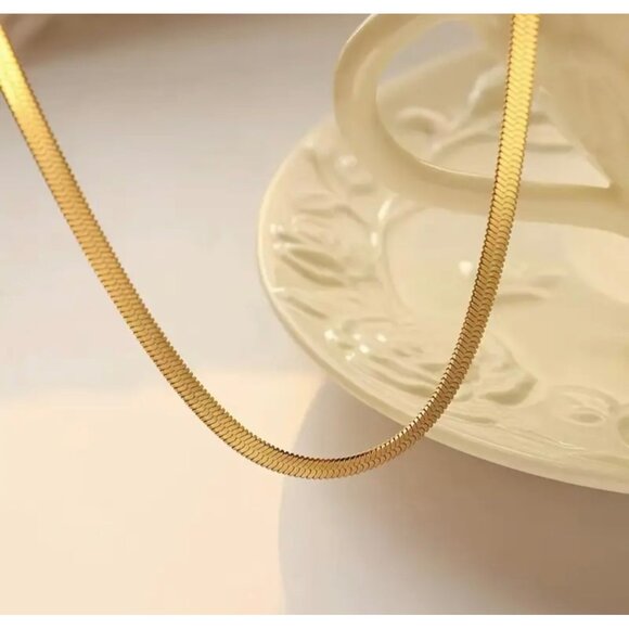 18k Gold Plated Minimalist Herringbone Necklace With Adjustable Chain - Picture 5 of 5